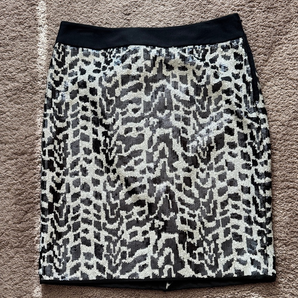 Women's Sequined Black and Silver Patterned Pencil Skirt by The Limited. Size 6.